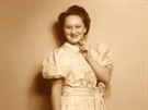 Hana Lustigová - Hnátová v taftových atech v beznu roku 1940 jde v taftových...