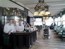 Interiér kubistické kavárny Grand Café Orient i s podádkou