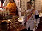 Budoucí thajský král se modlil za svého otce.