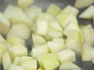 Kostiky jablek orestujte na líci peputného másla.