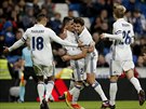 Enzo Zidane (tetí zleva) se spoluhrái z Realu Madrid slaví svj gól do sít...