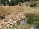 Stavebn firma vysypala 1200 tun stavebnho odpadu ke Strskmu potoku v...