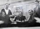 Hosté restaurantu U Tí kníat na snímku z roku 1956.