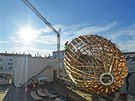 Stavba Vzducholodi Gulliver na st�e�e Centra sou�asn�ho um�n� DOX prob�hala v...