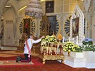Nový král Thajska Mahá Vatirálongkón kleí u portétu svého zesnulého otce,...