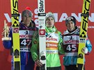 Ti nejlepí v závodu skokan na lyích v Klingenthalu: zleva druhý Daniel...