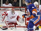 Branká Detroitu Petr Mrázek zasahuje v utkání proti New York Islanders.