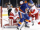 Branká Detroitu Petr Mrázek krotí puk v utkání proti New York Islanders.