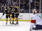 David Pastrák (vpravo), Torey Krug a Brad Marchand slaví gól Bostonu,...