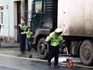 Na hlavn� silnici v Chot�ov� srazilo n�kladn� auto seniora, mu� na m�st�...