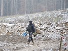 Pyrotechnici v epicentru výbuchu prvního muniního skladu ve Vrbticích. (1....