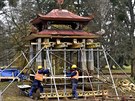 Stavbai v Podzámecké zahrad v Kromíi opravují ínský pavilon, stavbu na...