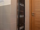 Koupelnu vytápí tleso Korado Koralux Linear Comfort s elektrickým topným...