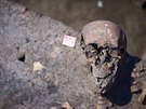 Archeologov nyn zkoumaj i stovky let star hroby po obvodu kostnickch zd...