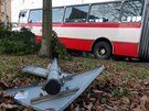 Autobus MHD v Hostivai naboural do stromu (8.12.2016).
