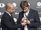 Sergej Karjakin (vpravo) si prohlíí medaili útchy pro poraeného v boji o...