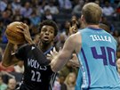 Andrew Wiggins (vlevo) z Minnesot se tlaí ke koi Charlotte kolem Codyho...