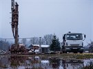 Vrtná souprava hloubí v Náchodě-Bělovsi průzkumné vrty pro novou minerálku.