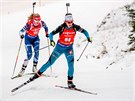 Anais Chevalierová (vpedu) a Eva Puskaríková na trati sprintu v Pokljuce