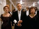 Kate Winsletová, Leonardo DiCaprio a Kathy Batesová ve filmu Titanic (1997)