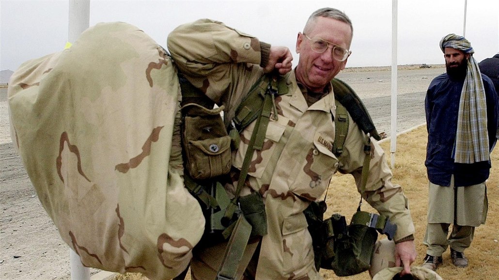Generál James Mattis po p�íletu na kanadahárské leti�t� (14. prosince 2001)