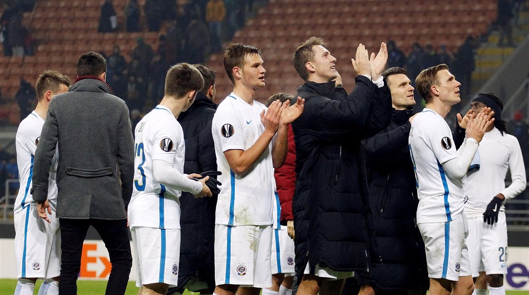 DÍKY! Fotbalisté Sparty d�kují fanou�k�m, kte�í za nimi p�icestovali do Milána...