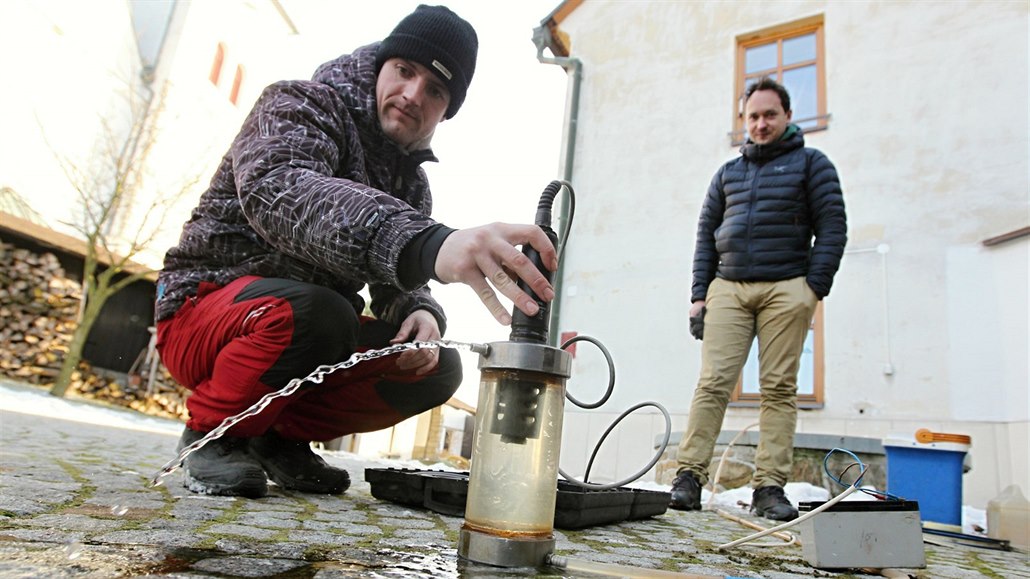 Pracovníci specializované firmy v K�i�anov� odebrali vzorky vody. Na výsledky...