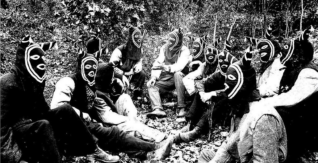 Bald Knobbers mafie nosila masky čertů a podporovali ji počestní