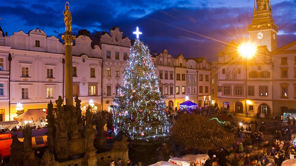 Pernštýnské náměstí bývá o Štědrém večeru oblíbeným cílem vycházky obyvatel Pardubic.