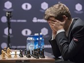Magnus Carlsen z Norska bhem boje o titul achovho mistra svta.
