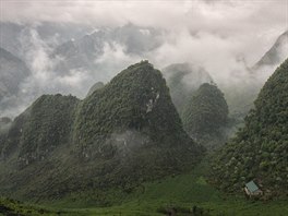 Hory severního Vietnamu mají krásný tvar špičatých homolí.