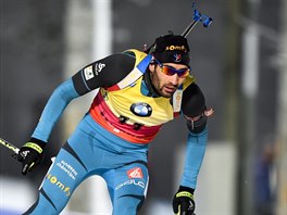 ZA DALM TRIUMFEM. Martin Fourcade ovldl ve vdskm stersundu i druh zvod...