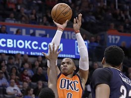 Russell Westbrook z Oklahoma City Thunder stl v utkn proti New Orleans.