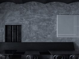 Intimitu prostoru vytvářejí hrubé štuky stěn a segmentové klenby s tmavou...