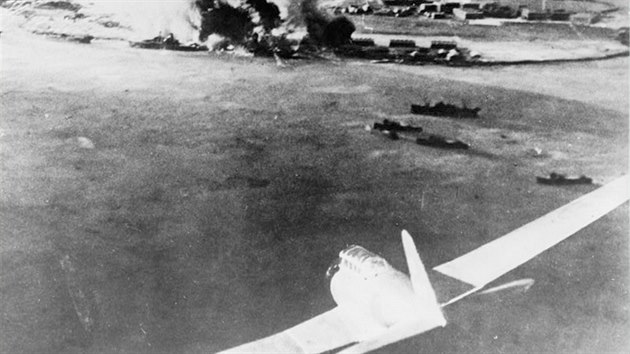 Japonsk tok na leteck zkladny a lod v Pearl Harboru na havajskm ostrov Oahu. (7. 12. 1941).