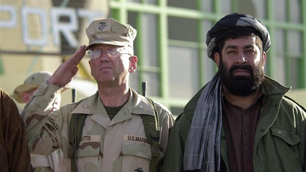 Generál James Mattis  a guvernér provincie Kandahár Gúl Ahga Širzáí při ceremoniálu vztyčování vlajky (1. ledna 2002)