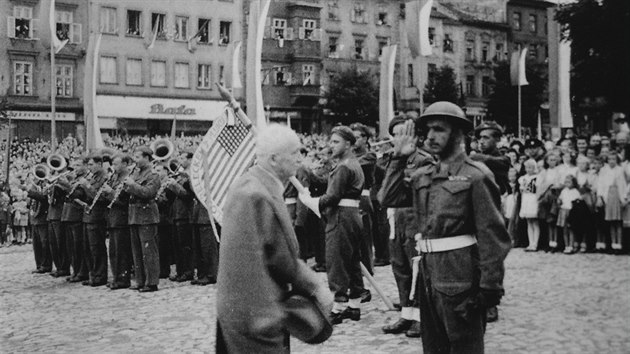 Do jara roku 1945 bývaly na jihlavském náměstí vidět hákové kříže. Krátce po zatčení německých generálů přijel do města prezident Edvard Beneš. To už všude visely československé prapory.