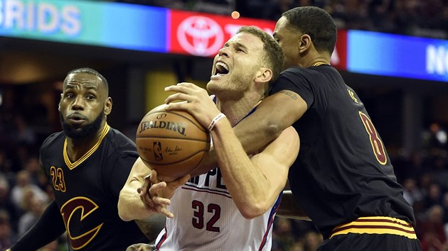 Blake Griffin se dostal do tsn. Vlevo je LeBron James, vpravo drazn brn Channing Frye