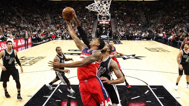 LaMarcus Aldridge ze San Antonia blokuje Bradleyho Beala z Washingtonu.