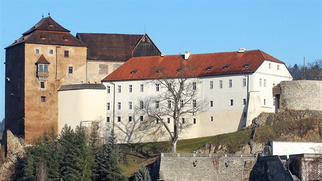 Celkov pohled na hrad. V Beov nedvno dokonili obnovu hradn fasdy, opraven u jsou i stechy.