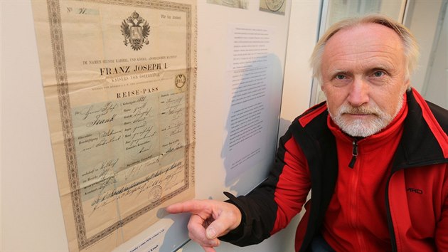 Sbratel Bohuslav Karban ukazuje rakousk cestovn pas z roku 1870 vydan v Ai.
