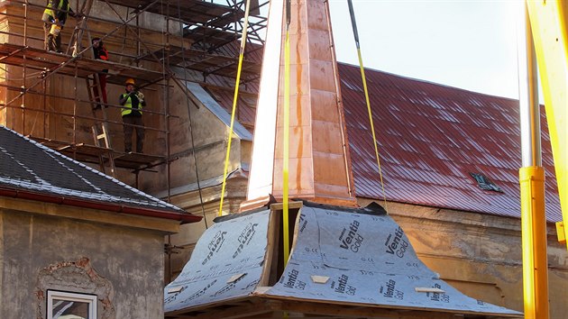 V Radoov zvedali novou stechu na v kostela sv. Vclava. Repliku pvodn stechy vyrobili emeslnci na zemi u pat ve, stecha je vysok 10 metr.