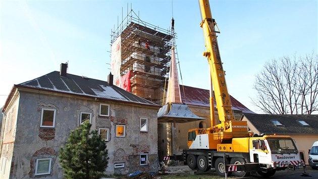 V Radoov zvedali novou stechu na v kostela sv. Vclava. Repliku pvodn stechy vyrobili emeslnci na zemi u pat ve, stecha je vysok 10 metr.