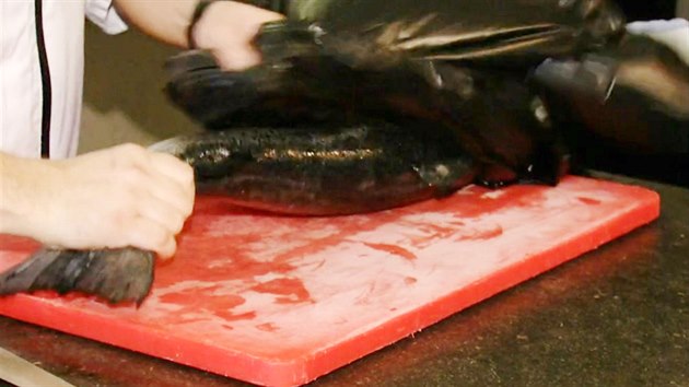 Celého lososa strčte do pytle, abyste neměli při škrábání šupin zašpiněnou celou kuchyni.
