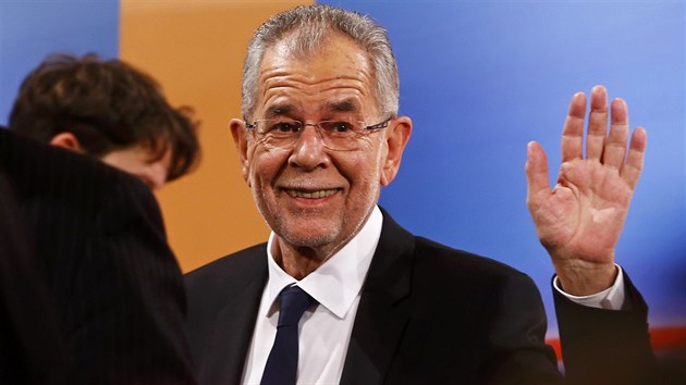 V opakovanch prezidentskch volbch v Rakousku vede podle prbnch vsledk s vraznm nskokem nezvisl kandidt Alexander Van der Bellen (4. prosince 2016)