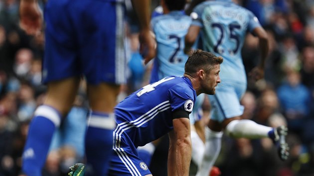 NA KOLENOU. Zklaman obrnce Chelsea Gary Cahill vteiny pot, co si v zpase s Manchesterem City vstelil vlastn gl.