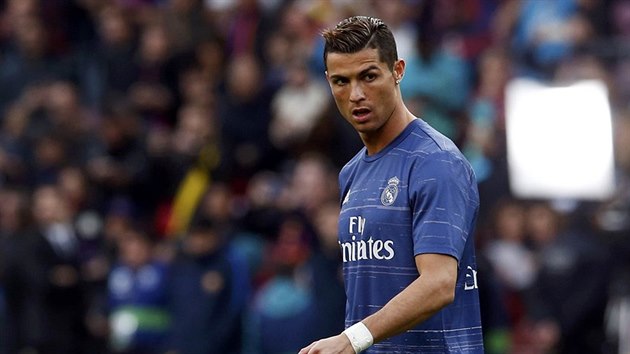 Cristiano Ronaldo z Realu Madrid na rozcvice ped utknm proti Barcelon.