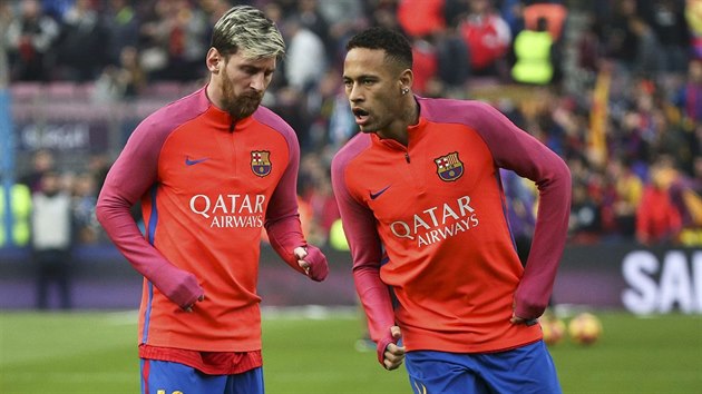 Barcelont tonci Neymar (vpravo) s Lionelem Messim se pipravuj na utkn s Realem Madrid.