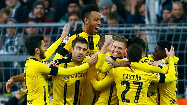 LUTOERN RADOST. Fotbalist Borussie Dortmund oslavuj gl Lukasze Piszczeka proti Mnchengladbachu.