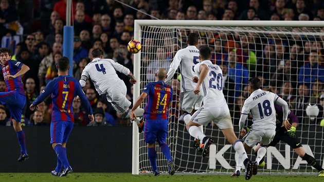 SKU A VYROVNVM. Kapitn Realu Madrid Sergio Ramos se v posledn minut El Clsika povsil do vzduchu a srovnal hlavikou na 1:1.
